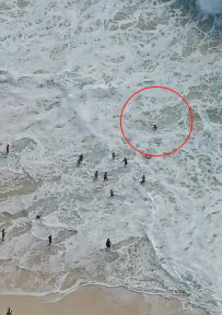 巴厘岛精灵坠崖今天又有人差点被冲走