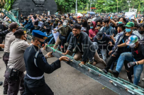 8月15日印尼7万工人全国抗议：在印尼的同胞务必注意安全