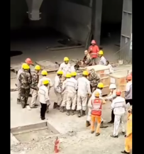 中国劳工被上级斥责爆发冲突互殴